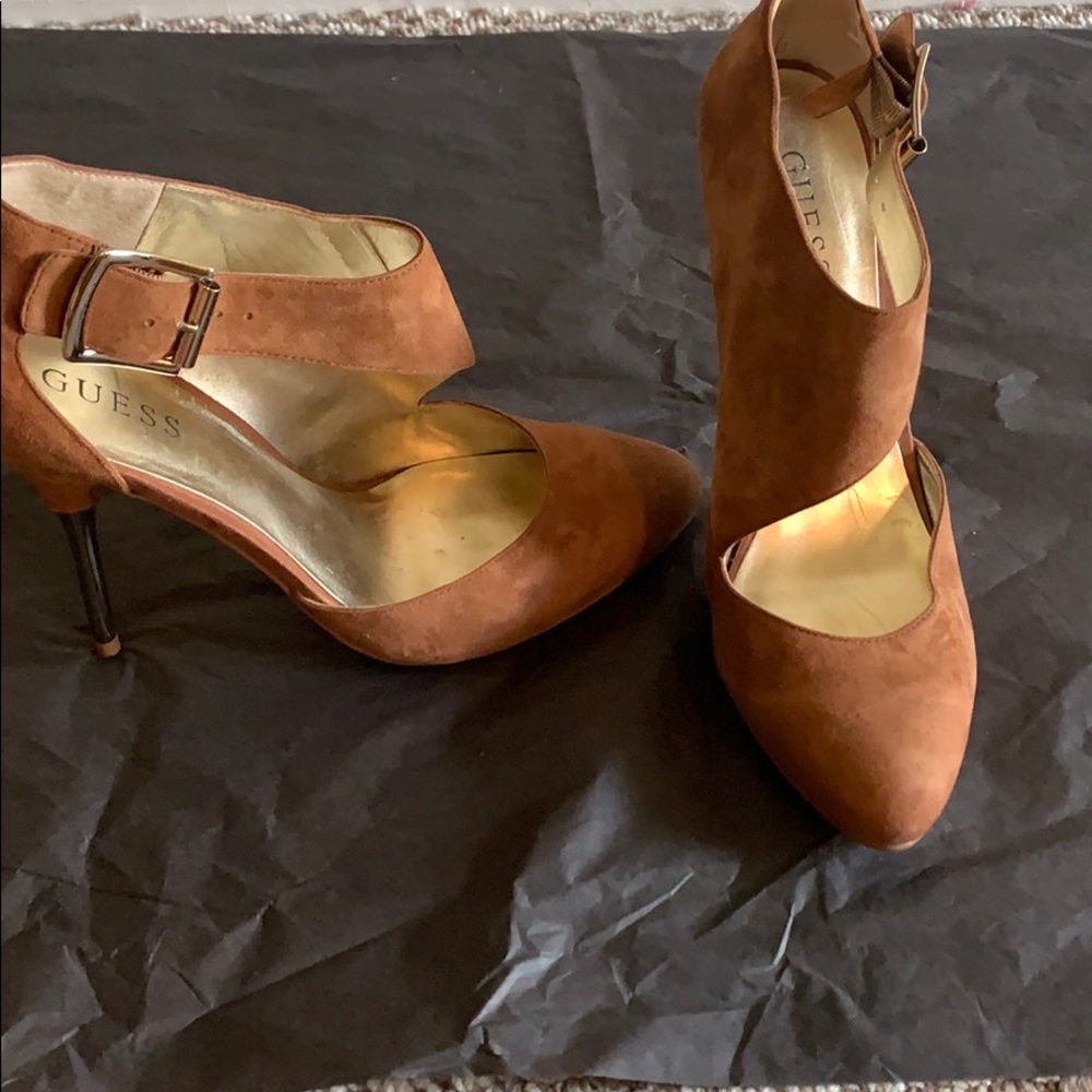 GUESS Suede shoe with gold stilleto